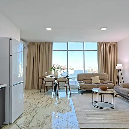 The Art Tower- 1br, Balcony View, Office,pc